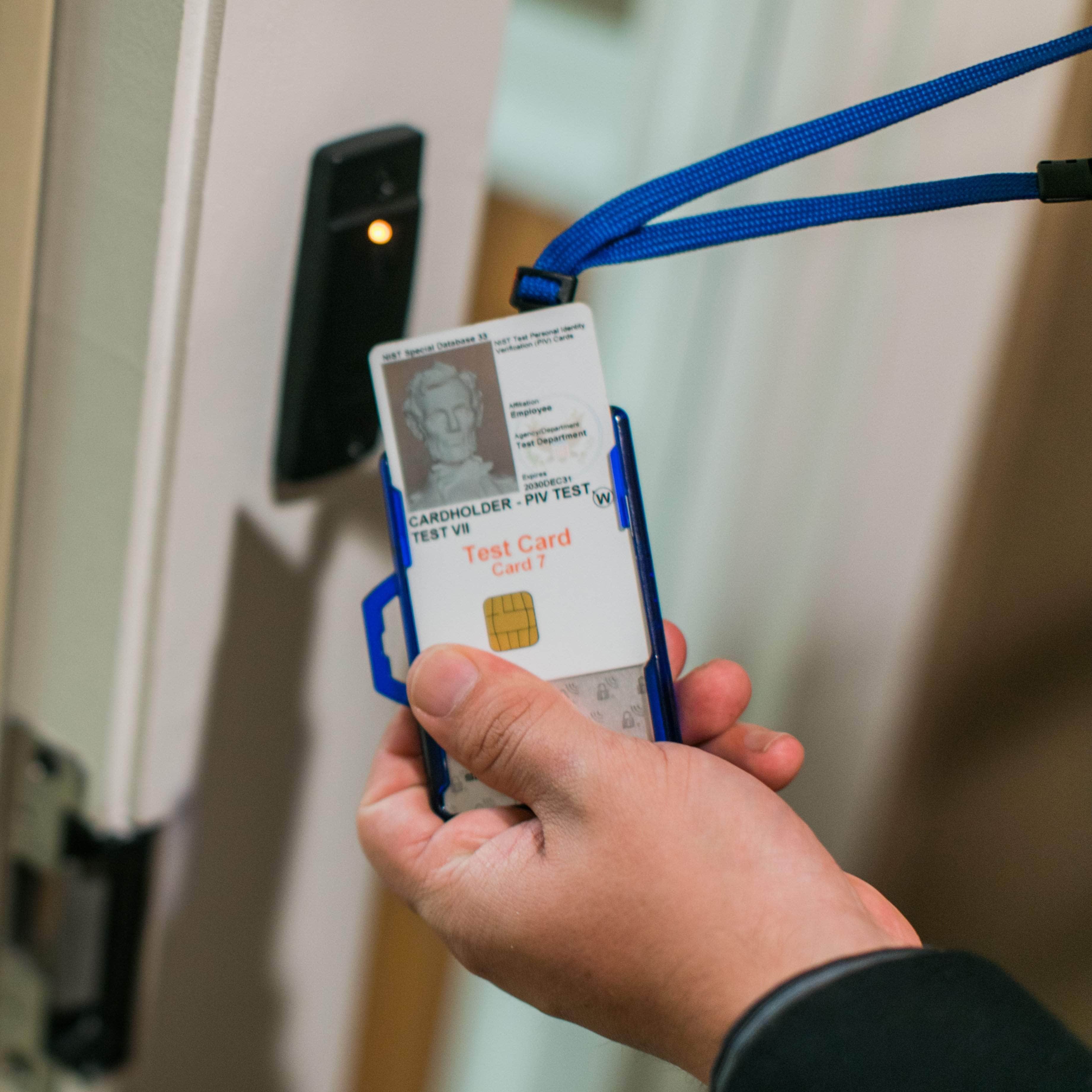 Secure Badge Holder DuoLite ® Dual Hook 2 ID Card Holder - Blue - IDSH2004 - 003B - Blu