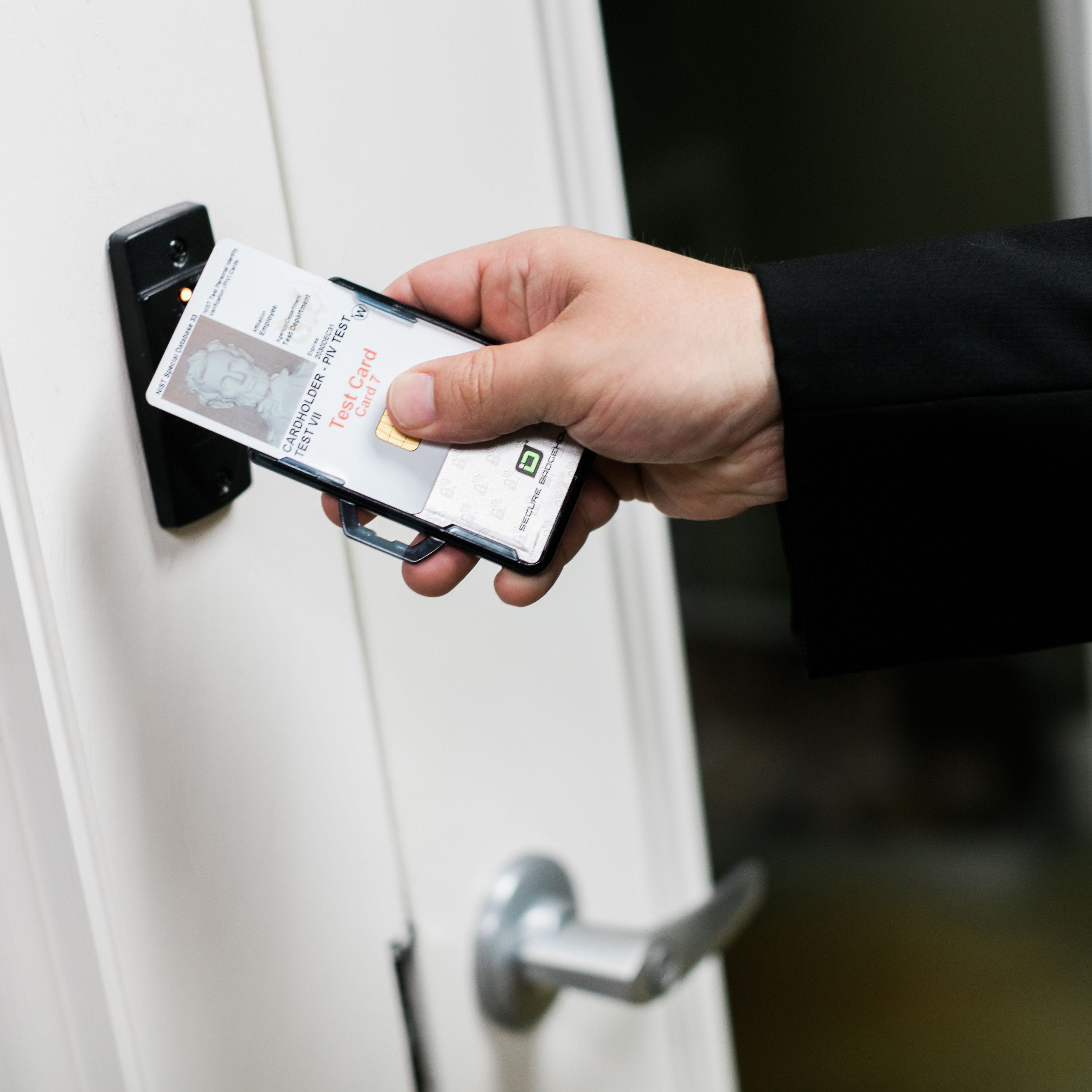 Secure Badge Holder DuoLite ® Horizontal 2 ID Card Holder - Black - IDSH2004 - 002B - Blk