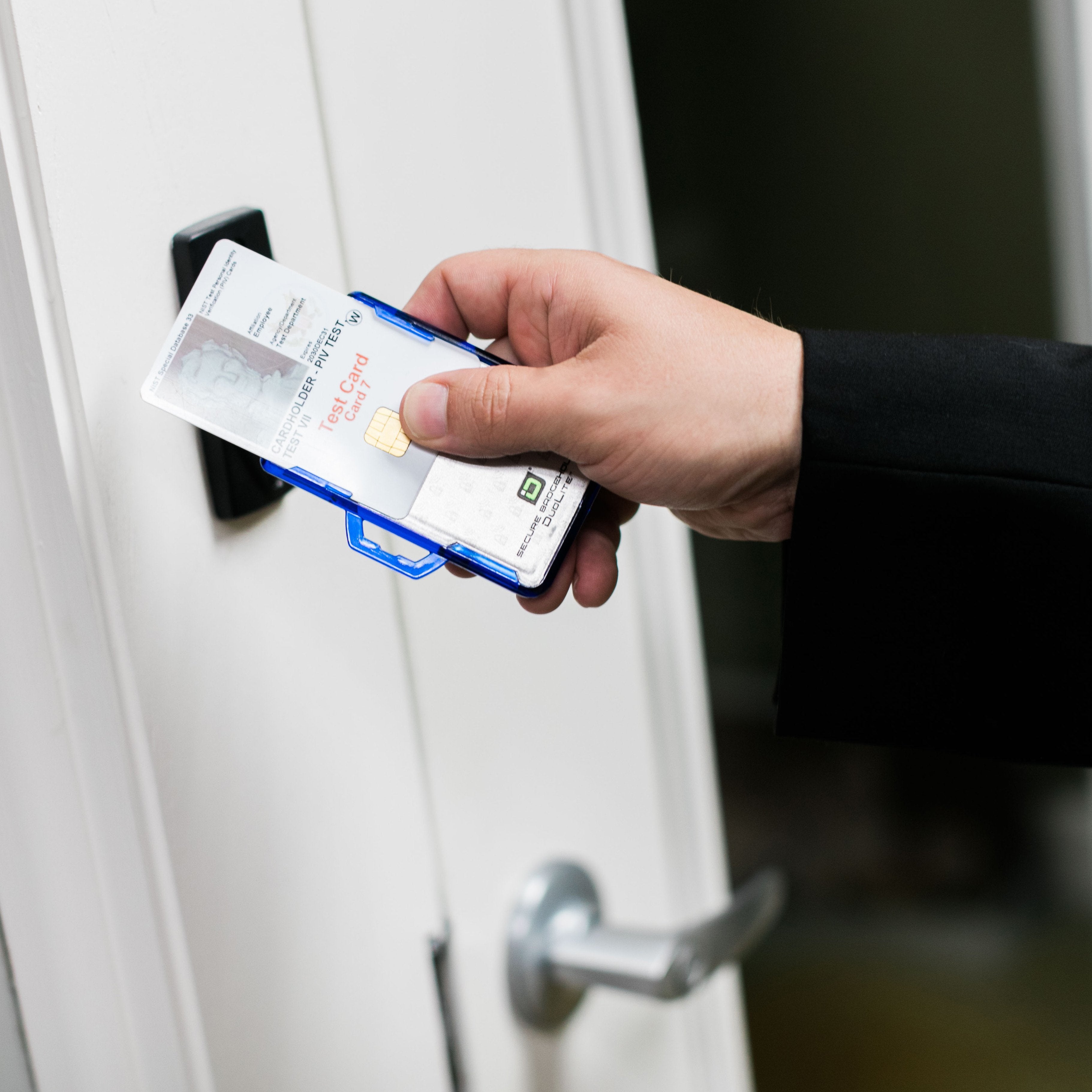 Secure Badge Holder DuoLite ® Horizontal 2 ID Card Holder - Pink - IDSH2004 - 002B - Pnk