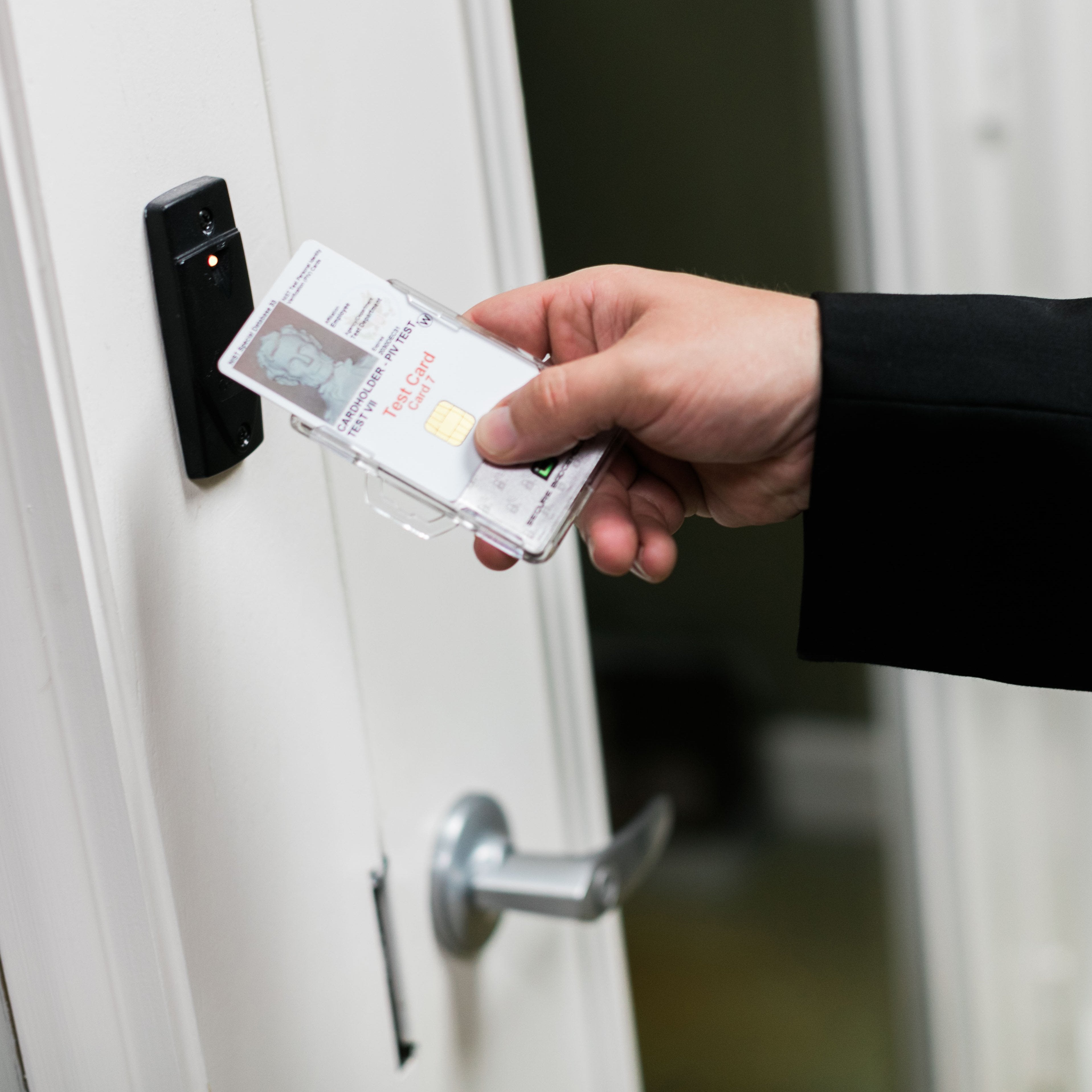 Secure Badge Holder DuoLite ® Horizontal 2 ID Card Holder - Clear - IDSH2004 - 002B - Clr